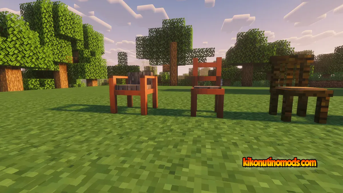 Tres sillas de madera diferentes sobre hierba en un claro arbolado, con shaders